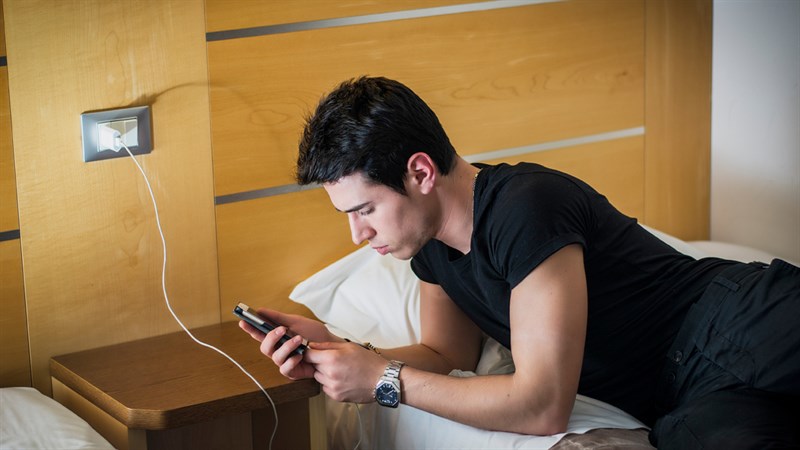 Người dùng có thói quen sạc điện thoại không đúng cách