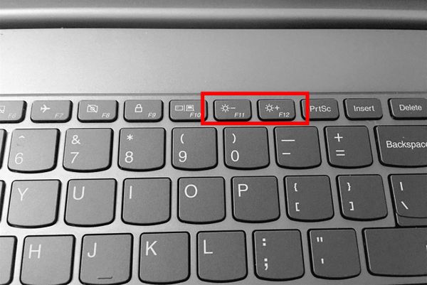 tại sao laptop mau hết pin