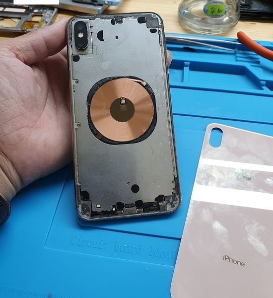Dịch vụ thay mặt kính lưng iPhone Xs tại Bảo Hành One