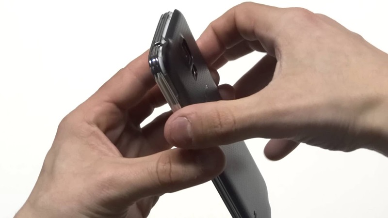 Tháo pin điện thoại Samsung