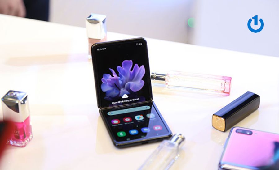 Thay-ep-mat-kinh-Samsung-Galaxy-Z-Flip4-5G