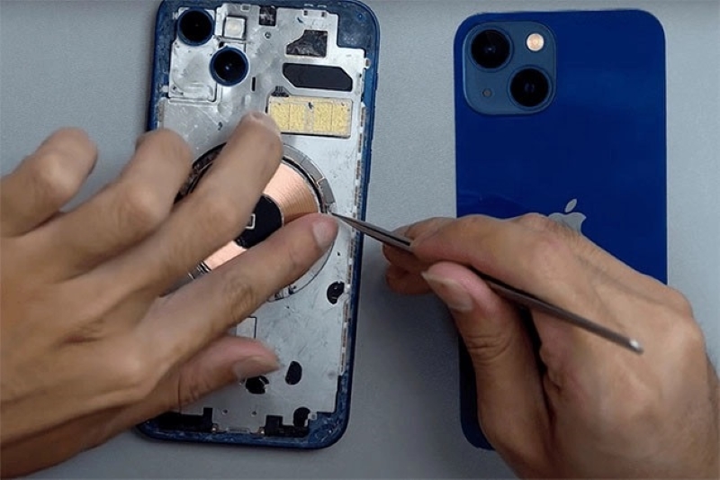 Thay mặt kính lưng iPhone 13