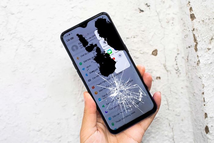 Màn hình Oppo A97 5G bị vỡ, chảy mực