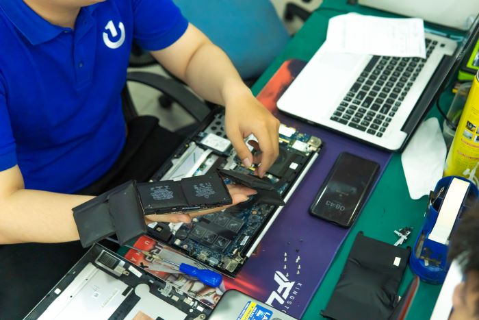 Thay pin điện thoại tại Bảo Hành One