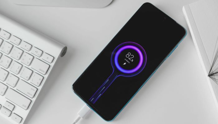 Sạc điện thoại trên mặt phẳng cứng, thoáng mát, mát mẻ