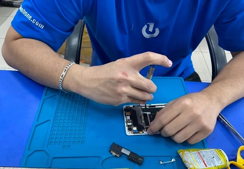 thay pin điện thoại tại Bảo Hành One: