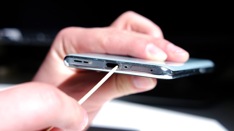 Vệ sinh chân sạc Samsung
