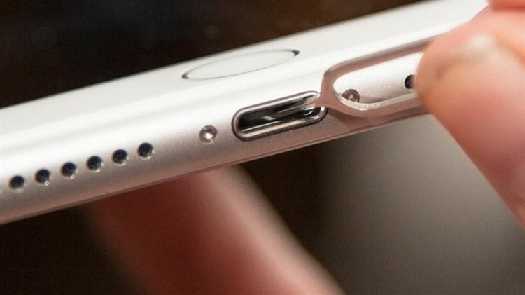 Vệ sinh cổng sạc iPhone 7 Plus