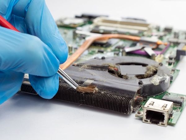 laptop-bi-hu-linh-kien-do-khong-duoc-ve-sinh-dinh-ky