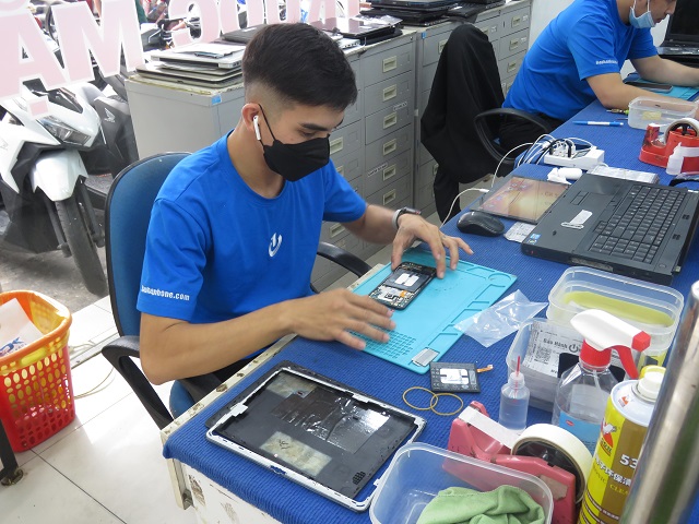 Yên tâm thay mặt kínhđiện thoại tại Bảo Hành One