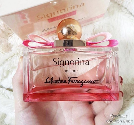 Thiết kế chai nước hoa nữ Signorina In Fiore EDT