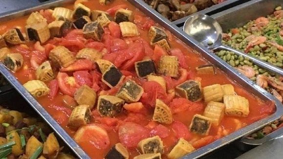 Giải quyết bánh ế, quán cơm bình dân sáng tạo món bánh trung thu sốt cà chua