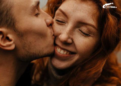 Hôn nhau lây sùi mào gà không? Hiểm họa âm thầm dễ bỏ qua