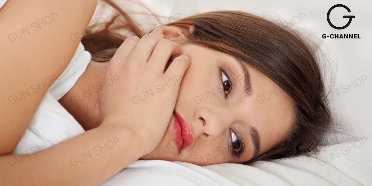 Tại sao lại có tình trạng trễ kinh ra huyết trắng