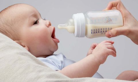 Bé 6 tháng tuổi nặng bao nhiêu? Nên bú bao nhiêu sữa là đủ?