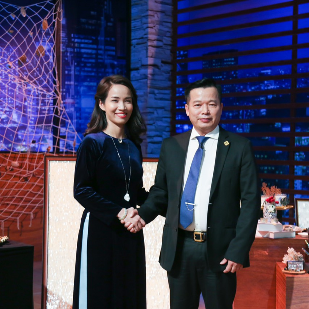 Shark Việt đánh bại Shark Hưng, chốt thương vụ đầu tiên vào startup bút ngọc trai sau 3 tập ra về tay trắng