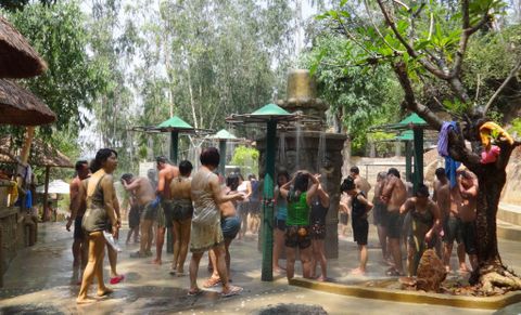 Tắm Bùn Tháp Bà Nha Trang  rộn ràng trong ngày hè