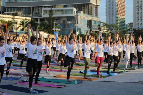 Over 500 people join mass yoga session in Nha Trang