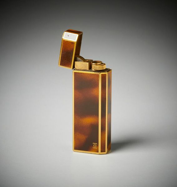 Bật lửa Cartier được làm từ chất liệu xa xỉ và quý giá