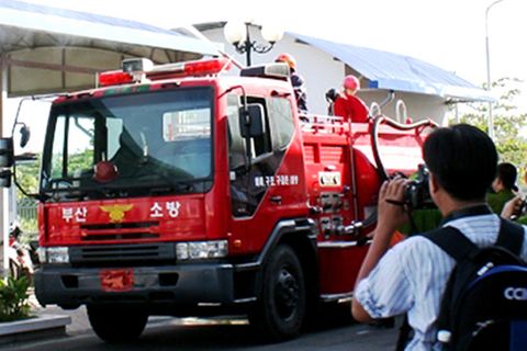 TP HCM được tặng 6 xe chữa cháy hiện đại