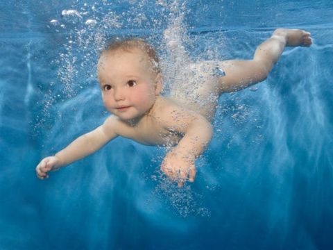 Trẻ em học bơi trước khi biết đi