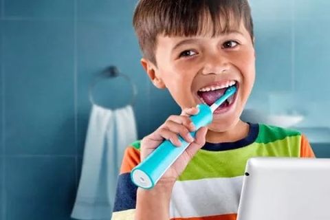 Có nên để bé dùng bàn chải đánh răng điện?