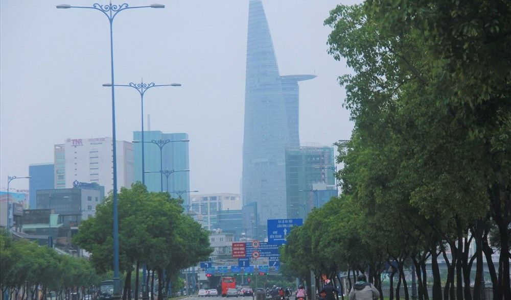 Lớp sương mù dày đặc bất thường xuất hiện ở TP HCM đã nói lên điều gì?