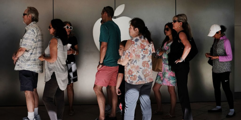 Người Dùng Xếp Hàng Dài Chờ Thay Pin Giá 29 USD, Apple Store Thất Thủ