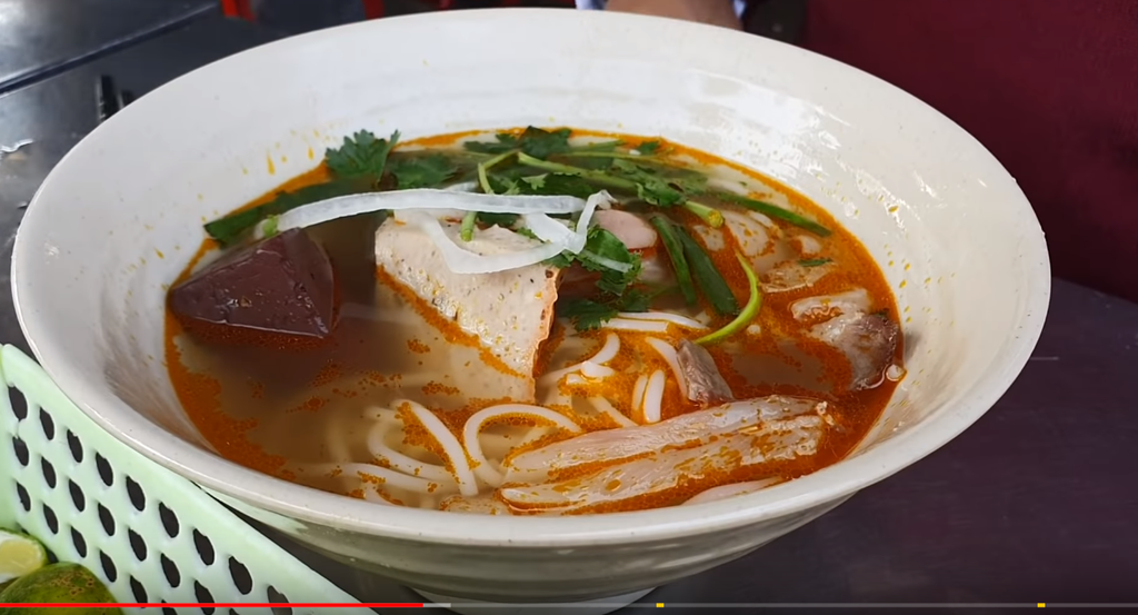 Food For Good #385: Dalat Ăn bún bò Huế có cần thiết phải chen chúc chờ đợi thế này không nhỉ ???