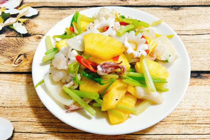 Cách làm mực xào dứa đậm vị KHÔNG TANH, chỉ cần 25 phút