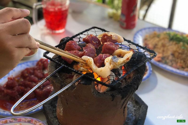 Thưởng thức món bò nướng Lạc Cảnh Nha Trang