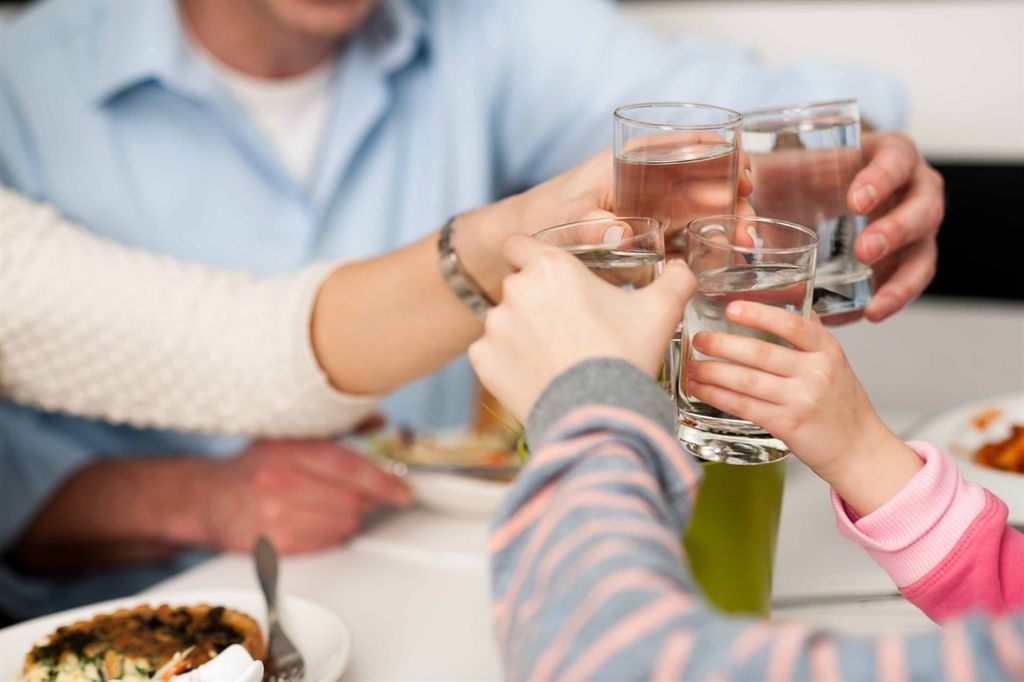 9 cách uống rượu bia không say ngày Tết hiệu quả và dễ thực hiện