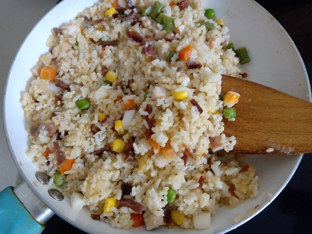 Cách làm món cơm chiên hải sản từ cơm nguội