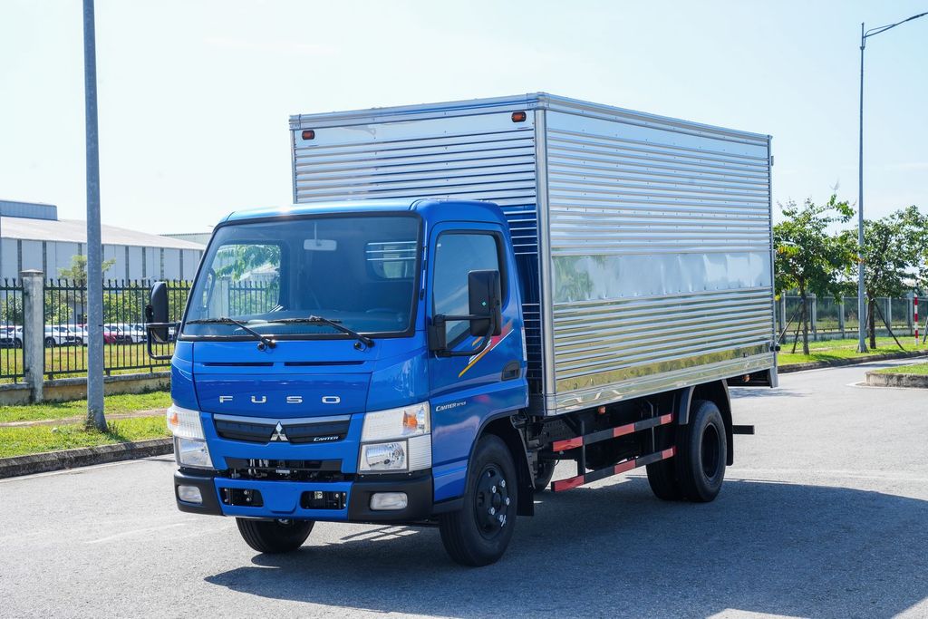 Giá xe tải Mitsubishi Fuso Canter TF4.9 thùng kín