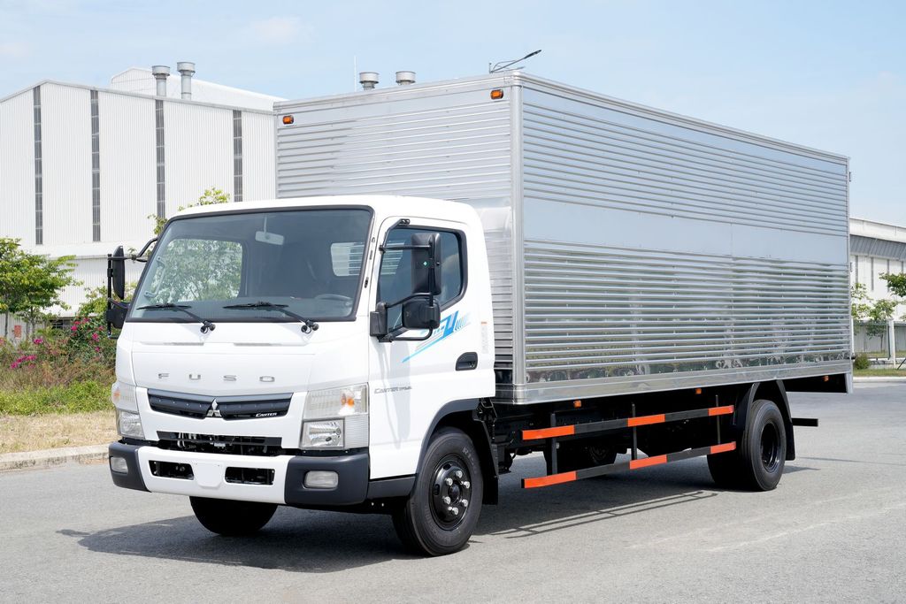 Giá xe tải 5 tấn Mitsubishi Fuso Canter TF8.5L thùng kín