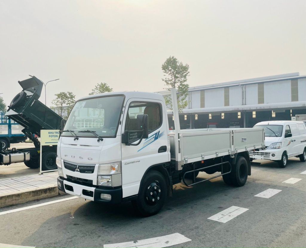 Giá xe tải Mitsubishi Fuso Canter TF4.9 thùng lửng