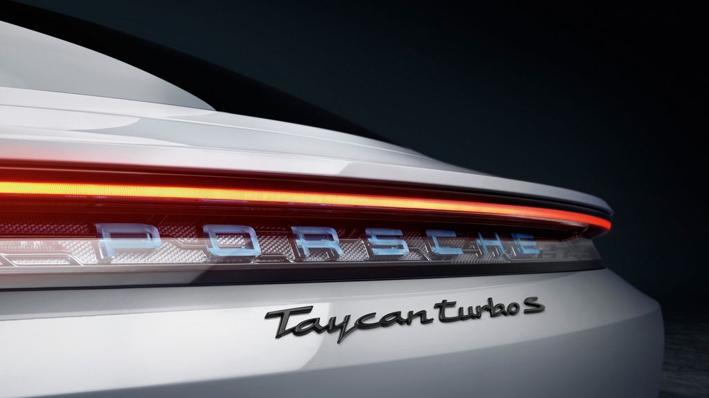SIÊU SEDAN CHẠY ĐIỆN PORSCHE TAYCAN CHÍNH THỨC RA MẮT