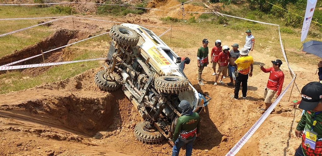 PVOIL VOC 2019: LAND CRUISER 'LẬT NGỬA' TRÊN ĐƯỜNG THI SỐ 2B