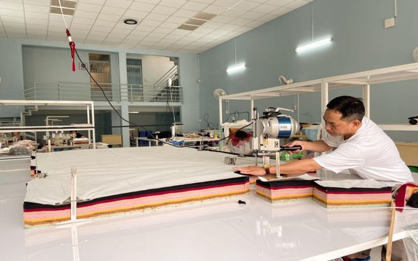 Cắt vải theo mẫu