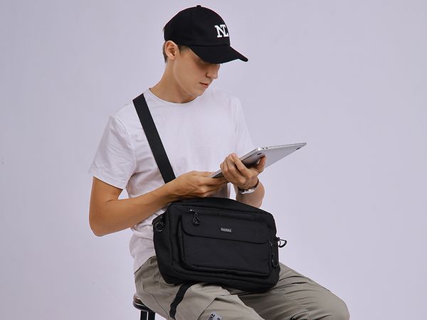 Túi đeo chéo đựng laptop 14 inch được trang bị bộ đệm chống tác động mạnh gây hư hỏng