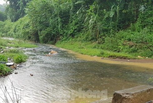 [BÁO INFONET.VN]Hà Nội khốn khổ vì nước: Nước đầu nguồn nước sông Đà nhiễm dầu thải?