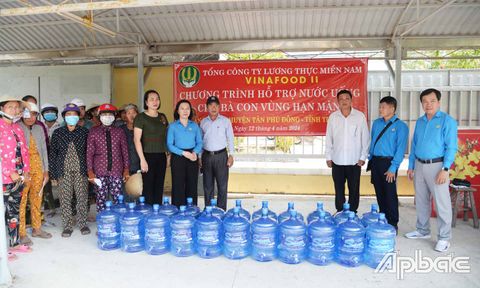 Tặng 1.000 bình nước uống cho người dân huyện Tân Phú Đông và Gò Công Đông