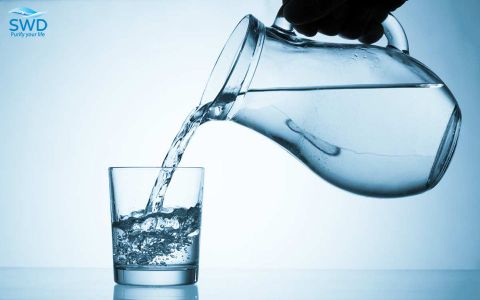 Người cao tuổi nên uống nước như thế nào?