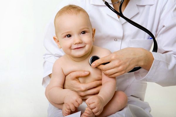 Bác sĩ khám cho em bé bị bệnh tim