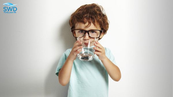 hình ảnh trẻ con uống nước