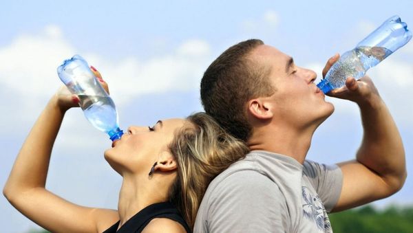 Cặp đôi người nước ngoài uống nước đóng chai