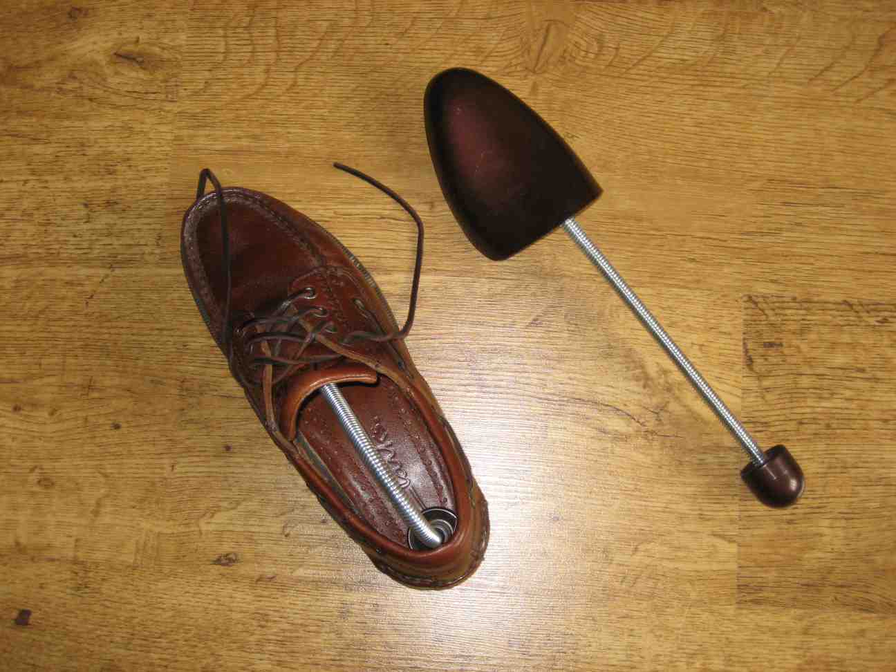 Chữa mũi giày bị gãy bằng dụng cụ làm giãn giày