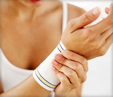 Chấn thương cổ tay bị bong gân: Triệu chứng, Điều trị và Phục hồi