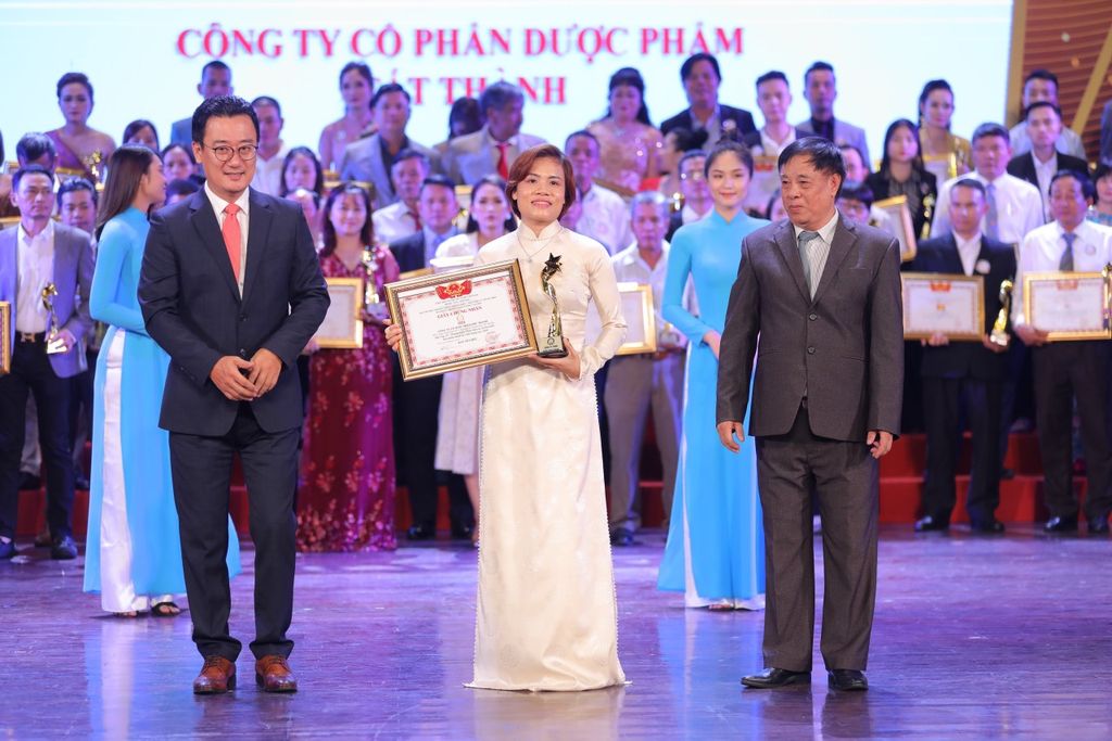Công ty Cổ phần Dược phẩm Tất Thành vinh dự lọt top 10 sản phẩm dịch vụ chất lượng cao năm 2020.