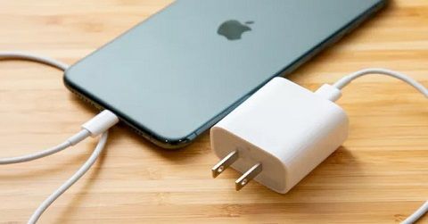 Cập nhật : Ngay cả củ sạc nhanh của iPhone 11 Pro cũng không thể sạc nhanh cho iPhone 12